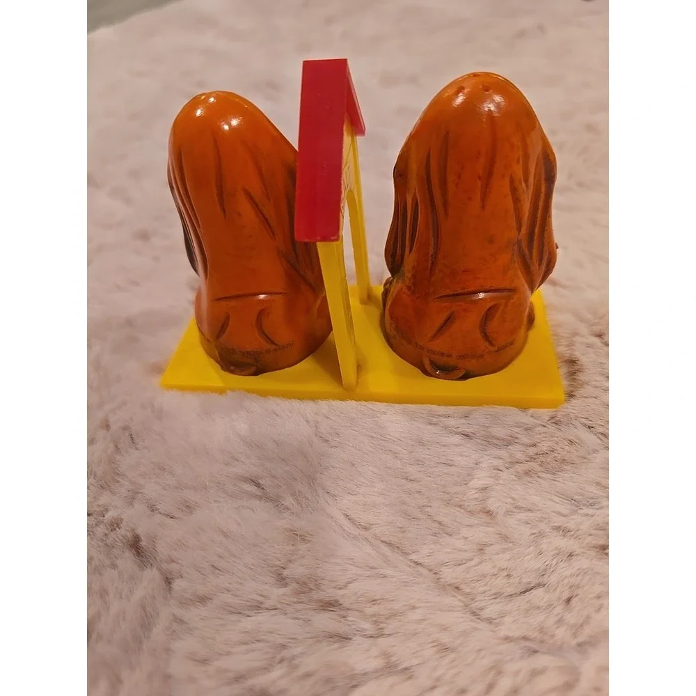 Vintage Hound dog salt and pepper shakers set orange yellow‎